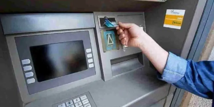 Scoperta trappola per contanti a Latina: utente blocca il “cash trapping” e avvisa la polizia