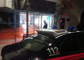 Sfondano la vetrina e rubano occhiali firmati: blitz all’alba in un negozio di Terracina