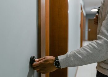 Latina, finge un incidente della figlia per truffare una coppia di 84enni: incastrato mentre ritirava denaro e gioielli