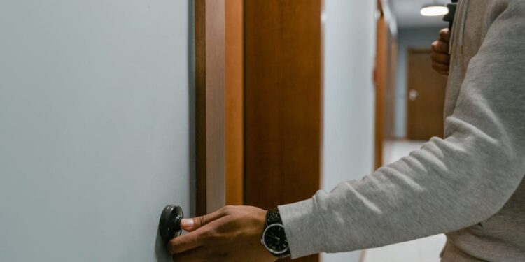 Latina, finge un incidente della figlia per truffare una coppia di 84enni: incastrato mentre ritirava denaro e gioielli