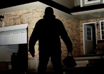 Assalto notturno in villa: banditi armati aggrediscono e derubano coniugi in provincia di Latina