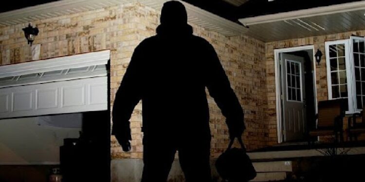 Assalto notturno in villa: banditi armati aggrediscono e derubano coniugi in provincia di Latina