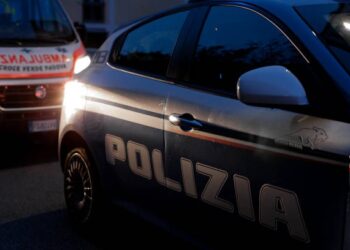 Cisterna, Smart si ribalta e finisce contro un muretto: paura per due ragazzi