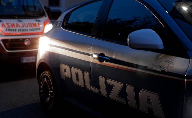 Cisterna, Smart si ribalta e finisce contro un muretto: paura per due ragazzi