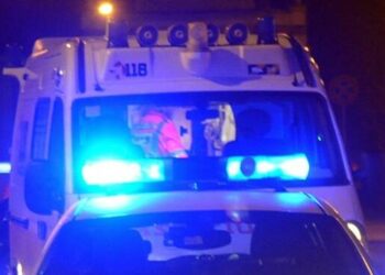 Latina, contromano causa incidente: scende con un calice di vino, poi fugge lasciandolo a terra