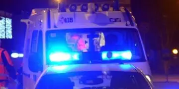 Latina, contromano causa incidente: scende con un calice di vino, poi fugge lasciandolo a terra