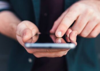 Latina, minacce in diretta: una pistola compare in videochiamata