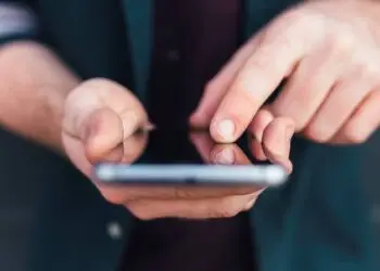 Latina, minacce in diretta: una pistola compare in videochiamata