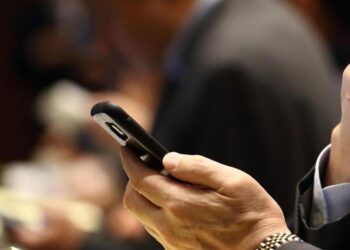 Gli presta il cellulare, ma viene minacciato col coltello per riaverlo: arrestato 27enne a Latina
