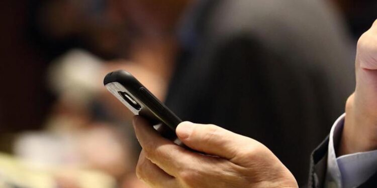 Gli presta il cellulare, ma viene minacciato col coltello per riaverlo: arrestato 27enne a Latina