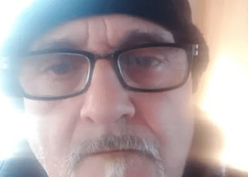 Famiglia di Latina vive in un piccolissimo camper dopo lo sfratto: “Qualcuno ci aiuti”