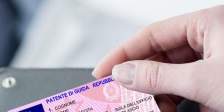 Latina, sei arresti per truffa agli esami della patente: falsificati dietro pagamento