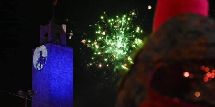 Latina, torna la Befana ‘volante’ dalla Torre Civica