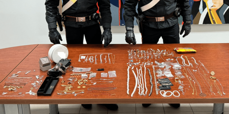 Furto clamoroso in un negozio pontino: dipendente infedele ruba gioielli per 200mila euro