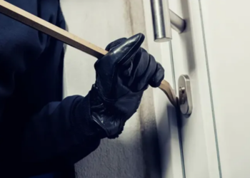 Svaligiato appartamento in pieno centro a Latina durante le vacanze: i ladri puntano il lusso