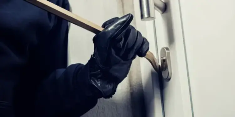 Svaligiato appartamento in pieno centro a Latina durante le vacanze: i ladri puntano il lusso