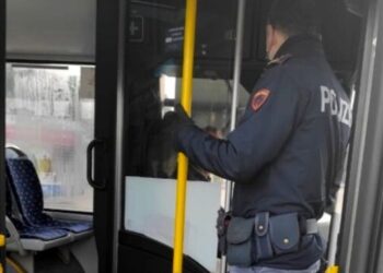 Caos su un autobus a Latina: due ragazzini stranieri prendono a calci e pugni i controllori