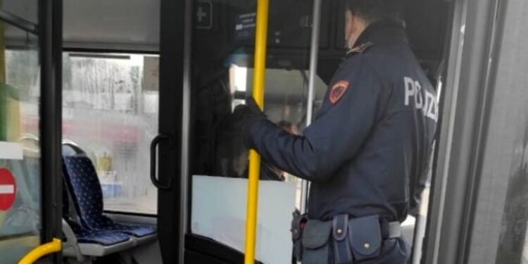Caos su un autobus a Latina: due ragazzini stranieri prendono a calci e pugni i controllori