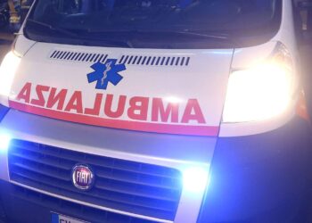 Latina, paura in centro commerciale: donna perde conoscenza dopo una caduta dalle scale mobili, trasportata in ospedale
