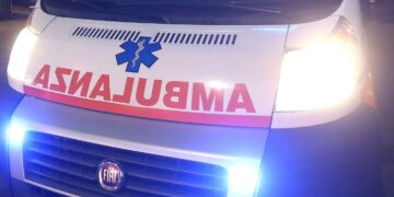 Latina, paura in centro commerciale: donna perde conoscenza dopo una caduta dalle scale mobili, trasportata in ospedale