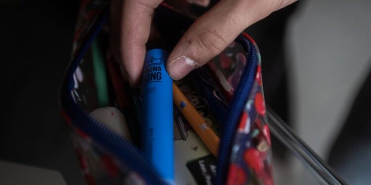 NAS di Latina chiude negozio di sigarette elettroniche irregolari dopo segnalazione di un dirigente scolastico
