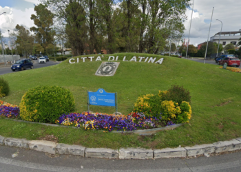 Dopo la separazione, guida ubriaco e distrugge la rotonda di Borgo Piave a Latina
