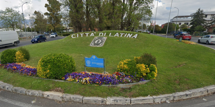 Dopo la separazione, guida ubriaco e distrugge la rotonda di Borgo Piave a Latina
