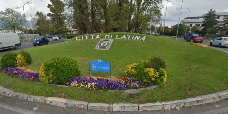 Dopo la separazione, guida ubriaco e distrugge la rotonda di Borgo Piave a Latina
