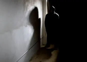 Latina, “perdutamente innamorato” di una 73enne: irrompe in casa e abusa di lei. Giovane a processo
