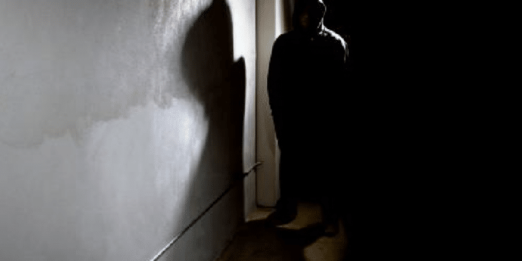 Latina, “perdutamente innamorato” di una 73enne: irrompe in casa e abusa di lei. Giovane a processo