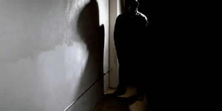 Latina, “perdutamente innamorato” di una 73enne: irrompe in casa e abusa di lei. Giovane a processo