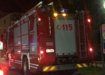 Latina, cocaina nascosta nell’androne di un condominio: la scoperta durante un soccorso a giovane bloccato in casa