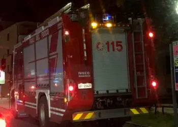 Latina, cocaina nascosta nell’androne di un condominio: la scoperta durante un soccorso a giovane bloccato in casa