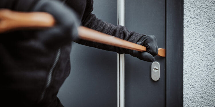 Furto da professionisti alla SDA di Latina: i ladri eludono i sistemi di sicurezza e svuotano la cassaforte