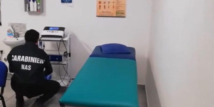 Botox e filler sottocosto a Latina: la proprietaria del centro estetico era solo abilitata per i tatuaggi