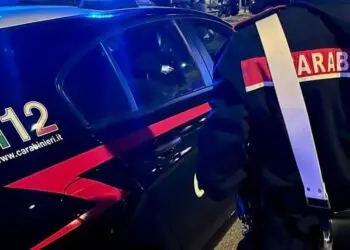 Latina, rapinatore armato assalta un forno in centro ma la commessa lo colpisce con la scopa