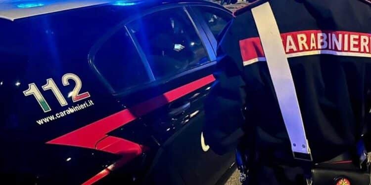 Latina, rapinatore armato assalta un forno in centro ma la commessa lo colpisce con la scopa