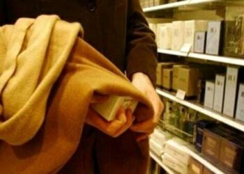Shopping “gratis” in un negozio pontino: 21enne fermata con oltre 7mila euro di profumi e cosmetici