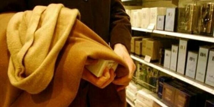 Shopping “gratis” in un negozio pontino: 21enne fermata con oltre 7mila euro di profumi e cosmetici