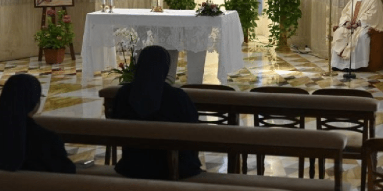 Bestemmiatore seriale irrompe in chiesa a Sezze: il parroco chiama i carabinieri