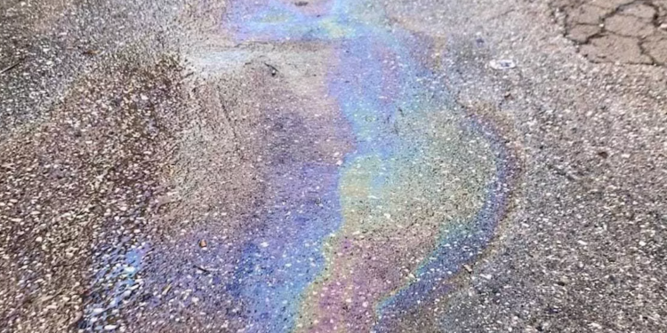 Camion perde gasolio e causa incidenti: traffico in tilt a Latina