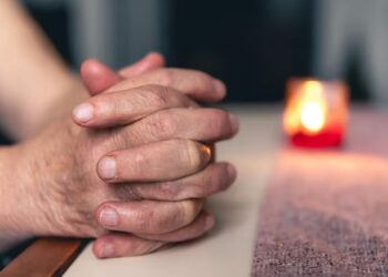 Latina, 97enne derubata in chiesa mentre prega: ladra le sfila gli anelli e fugge