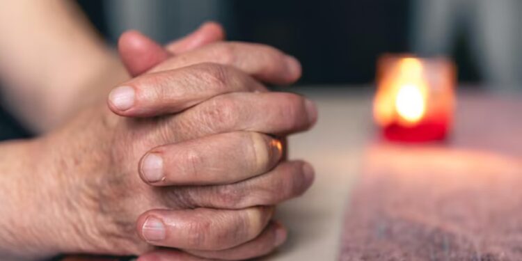 Latina, 97enne derubata in chiesa mentre prega: ladra le sfila gli anelli e fugge