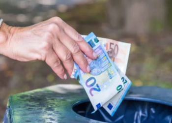 Operatore ecologico pontino trova mille euro nella spazzatura e li restituisce