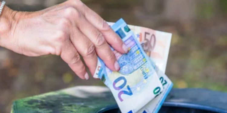 Operatore ecologico pontino trova mille euro nella spazzatura e li restituisce