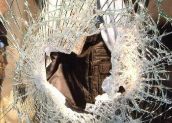Il super ladro di Latina colpisce ancora: sfonda la vetrina per rubare 1,50 euro