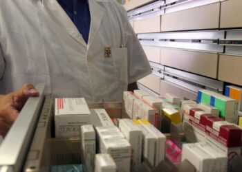 Lunghe attese per la distribuzione dei farmaci a Latina: dal Goretti a viale Le Corbusier per un servizio migliore
