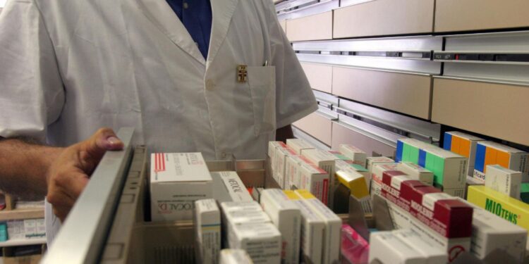 Lunghe attese per la distribuzione dei farmaci a Latina: dal Goretti a viale Le Corbusier per un servizio migliore
