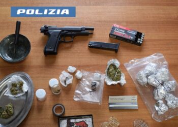Cisterna, giovane si filma su TikTok con arma in pugno: arriva la polizia e trova la droga