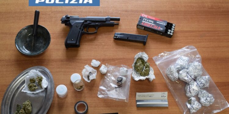 Cisterna, giovane si filma su TikTok con arma in pugno: arriva la polizia e trova la droga